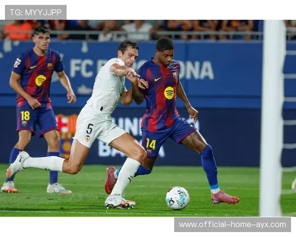 巴萨二线远射开火，皮球击中门框弹出，巴萨二吧